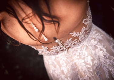 une femme en robe de mariée avec des perles et des perles