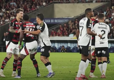 Disputa na área. Flamengo x Atlético MG pelo Brasileirão em 27/07/2025.