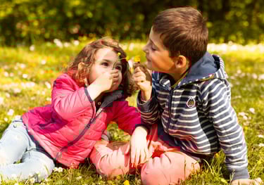 un moment de complicité entre un frère et sa sœur en beaujolais