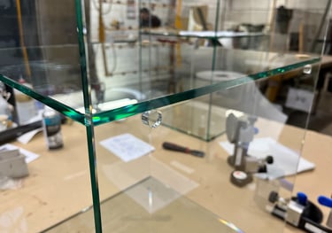 Stikliniu vitrinu klijavimas