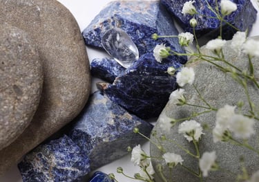 piedras naturales azules con pequeñas flores blancas al rededor