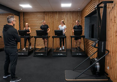 Séance de cardio en small group encadrée par un coach sportif pour adultes de 40 ans et plus