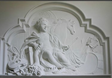 Historisch stucwerk in de hal in Amsterdam