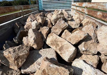Πέτρες περίφραξης φορτωμένες σε φορτηγό