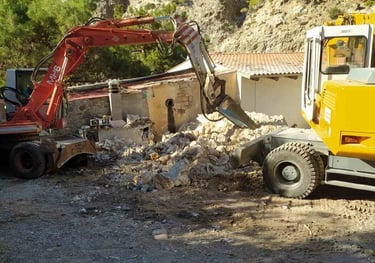 Μηχάνημα κατεδαφίζει κτήριο
