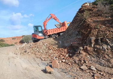 Φορτηγό φορτώνει μπάζα και πέτρες