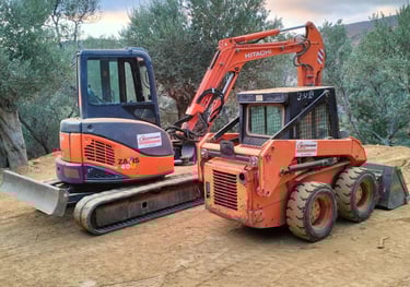 Ένας εκσκαφέας και ένα Bobcat εργάζονται δίπλα-δίπλα