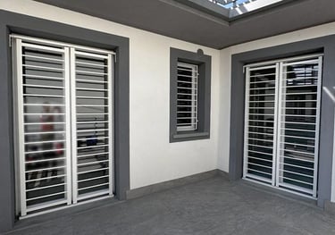 posa di finestre in una casa