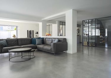 Posa pavimento in un salone di una casa