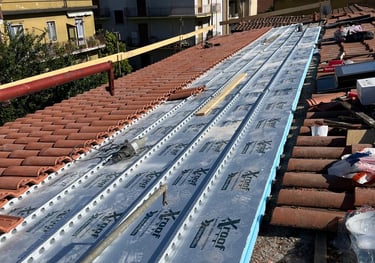 rifacimento il tetto di una casa con delle tegole nuove Milano