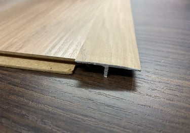 modelo de perfil T que conecta as placas de piso laminado