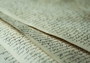 Feuilles couvertes de texte manuscrit
