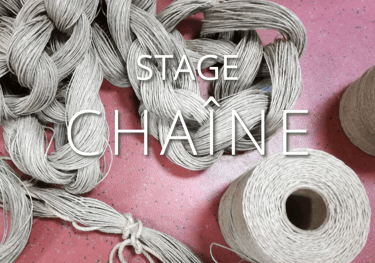 Stage chaîne, bobine de fils de lin et la chaîne en lin en natte.