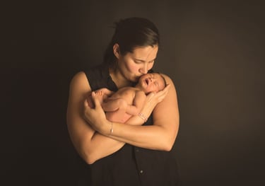 une mère tenant son bébé avec émotion