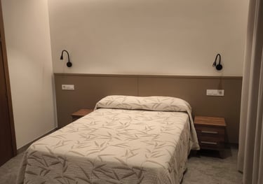 Confortable habitación doble con una cama, baño y tv led
