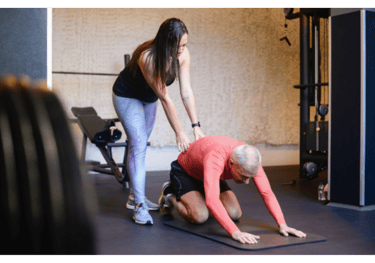 un homme et une femme qui font du sport