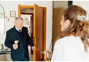 Nonno che guarda la nipote appena vestita da sposa