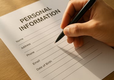 eine menschliche Hand hält ein schwarzen stift und füllt einen Formularbogen aus