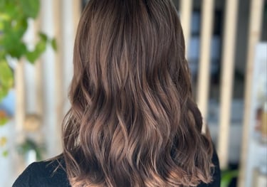 une femme aux cheveux longs et à la chemise noire