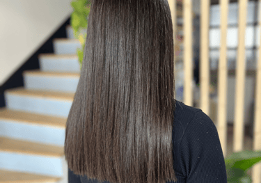 une femme aux cheveux longs et au haut noir