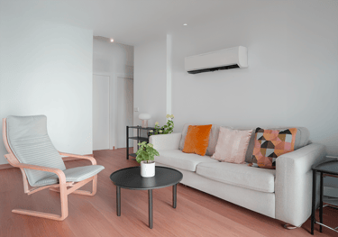 "Una sala de estar con un sofá y una silla."