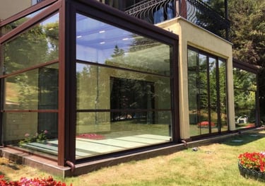 terasz beépítés függőleges üveg rendszerrel