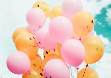 Palloncini rosa e arancioni con faccine sorridenti — FAQ sull'ipnoterapia, Hypnonaute Ginevra