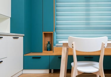 un bureau au couleur franche et pop, bleu turquoise et bois pour la chaleur, des stores bleus