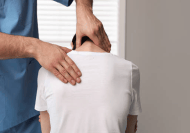 Presa cervicale manuale su paziente donna vestita
