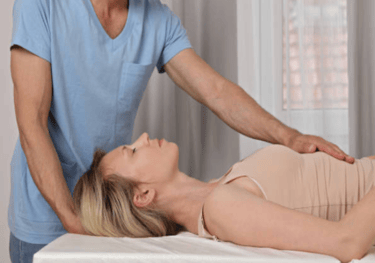Tecnica di osteopatia su paziente donna vestita