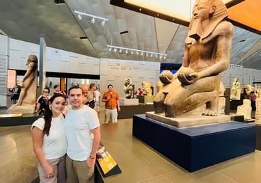 Turistas en visita guiada en español frente al coloso de Hatshepsut en Egipto, con el guía Hadi de ViajaEgipto.nuevo museu 