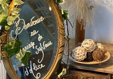 Un miroir et une table