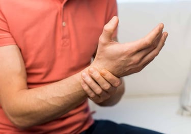 Une personne qui se tient le poigné car il a de l'arthrose