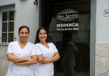 Nuestras enfermeras, cuidan a los abuelos como si fuerna sus familiares