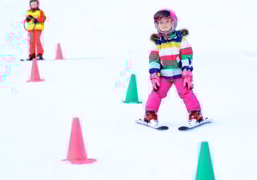 Skifahren für 3- bis 4-Jährige. Skifahren im Vorschulalter. Die erste Skistunde eines Kindes