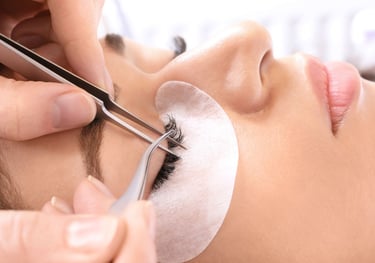 kosmetikausbildung-in-bayern Kosmetikausbildung Nageldesign Fußpflege Wimpernstylist Wimpern