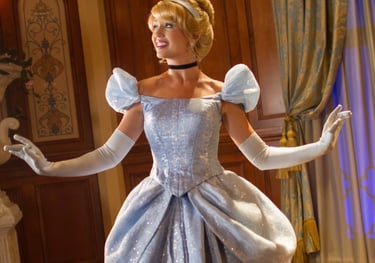 Conoce a Cinderella y una de sus amigas Princesas en Princess Fairytale Hall