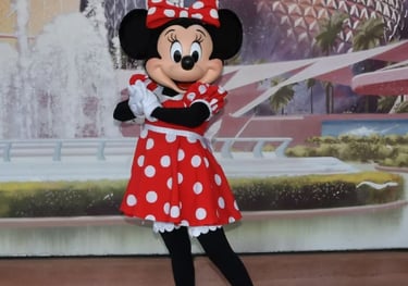 Conoce a tus amigos de Disney cerca de la entrada principal de EPCOT