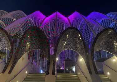 Entrada iluminada del Umbracle en la Ciudad de las Artes y las Ciencias de Valencia de noche, 