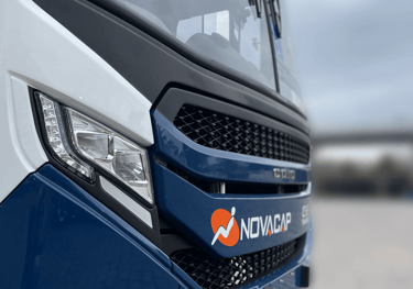 imagem em close-up da dianteira de um ônibus 0km da Novacap