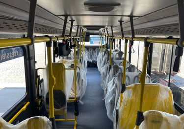 interior do veículo novo Caio Apache bancos amarelos, detalhes em cinza e azul Novacap modelo 2024