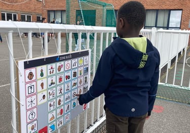 élève utilisant le tableau de langage