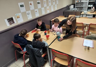 enfants prenant le repas chaud à l'école