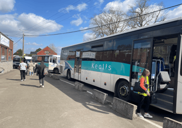 image des bus scolaires à la sortie de l'école