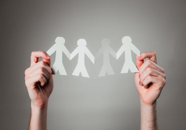 catena di figure di uomini ritagliata su carta