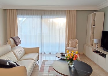 Voilage froncé et double rideaux plis plats Kosy Atelier Tapissier