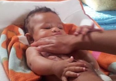 bébé massé sur le ventre