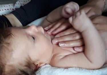 bébé massé sur le ventre