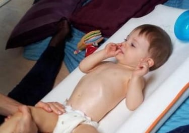 bébé massé sur les jambes
