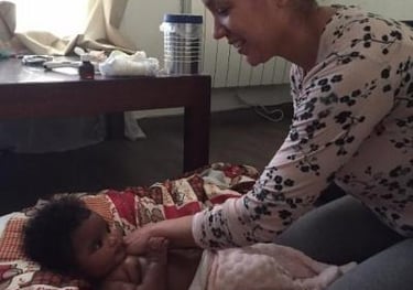 femme massant son bébé avec plaisir